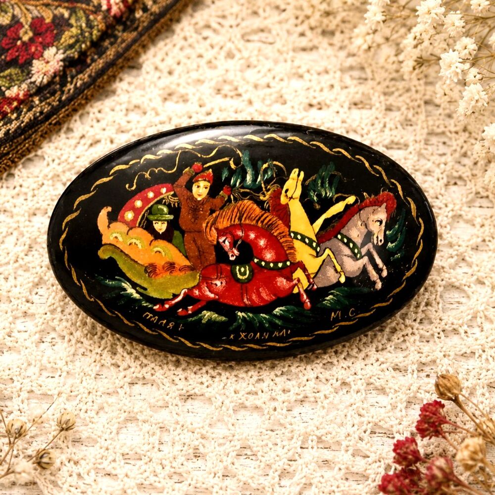 Vintage Russian Laquer Ware Brooch Couple in Horse Drawn Carriage